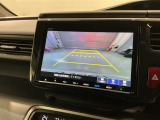 リバースギアに入れるだけで後方の表示へ切り替わります。夜間や雨の日の駐車も楽になりますよ。