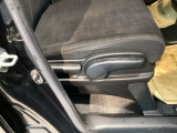【シートレバー】ただ座るだけじゃない、運転のしやすさを決める大事なスイッチ。視界を広げたり、腰への負担を減らしたり。体型に合わせてジャストフィットさせるこの瞬間、さあ走るぞって気合が入ります。