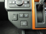 冬の強い味方☆運転席と助手席にはヒートシーターが付いていて、冬の寒い日でも快適に座れます。またUSBポートが付いているので、スマホのバッテリーやナビ機能を便利に使えるようにしてくれます。