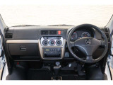 操作性に優れた運転席となります!小物入れや各ボタンの配置にこだわり、使いやすいです!座り心地もよく視認性も良好なのでロングドライブもお任せ下さい!