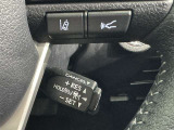 クルーズコントロール機能が付いています。 速度を設定するとアクセルを踏まなくても一定の速度で走ることができます。  高速道路ではとても便利な装置なんです。