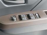 【パワーウインドゥマスタースイッチ】運転席より助手席やリヤドアガラスの開閉が出来るので便利ですね!運転席以外のウインドロック機能も付いています。