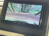 【バックカメラ】駐車時に後方がリアルタイム映像で確認できます。大型商業施設や立体駐車場での駐車時や、夜間のバック時に大活躍!運転スキルに関わらず、今や必須となった装備のひとつです!