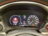 ハイブリット車専用のメーターです。右側の大型スピードメーターに加え、ステアリングスイッチを使って左のマルチインフォメーション・ディスプレイで燃費や動力伝達などの情報が見れるようになっています。