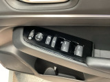 電動格納式リモコンドアミラーと、パワーウィンドウスイッチ等は運転席ドアにあります。