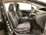 女性でも運転がしやすいように、シートの高さ調整機能(シートリフター)がついています。広い足元にゆったり座れるシートには肘掛も装備しており長距離の運転でも疲れにくいシートです。