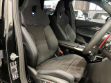 【コックピットシート】BMW車の主役席。車体中央にくる様に配置し車両重心とが一致する事でドライバーと車との一体感あるドライビングを実現。人間工学に基づき形成した形状が長時間のドライブ疲労も軽減します!