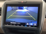リバースギアに入れるだけで後方の表示へ切り替わります。夜間や雨の日の駐車も楽になりますよ。