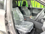 運転席まわりには十分なスペースがあり、大柄な方でもゆったり運転していただける環境です。