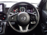 ハンドル左側にはオーディオ操作が出来るオーディオリモートコントロールスイッチ、右側にはHonda SENSINGとオートクルーズコントロールのスイッチを装備!