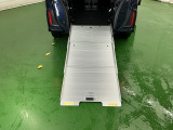 スロープにより車いすのままで乗り降りできます。車いすをご利用の方の移動をサポートするとともに、介護する方の負担を軽減します。