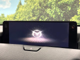 【12.3インチマツダコネクト】車内の雰囲気にマッチした大型ディスプレイ。スマホ接続でのナビ使用やBluetooth再生等、様々な機能が楽しめます。直感的なダイヤル操作が可能で、使い勝手も良好です。