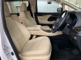 高いホールド性で運転姿勢が安定します。長距離ドライブでも疲れにくいのが魅力です。快適なドライビングライフをお送りください♪