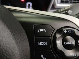 レーンキープコントロール搭載:車線の中央付近を安定して走行するよう車線から外れそうになった時に警告を出したり、ステアリングを調整して車線内に戻す装備です