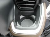 【カップホルダー】エアコン吹き出し口下部に設置されていますので使いやすさバッチリ!運転席から手の届くちょうどの位置です!