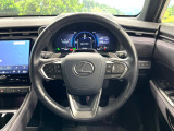 インテリアに合わせたデザインのステアリングは、運転される方のことも考え、運転しやすい形状、大きさです。是非一度、実際に触ってお確かめください。