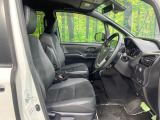 運転席まわりには十分なスペースがあり、大柄な方でもゆったり運転していただける環境です。