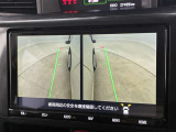 幅も大きいクルマなので、すれ違いも心配ですよね。バックカメラだけでなく、サイドカメラも装備しています。裏道のすれ違いの時なども、活躍してくれます。