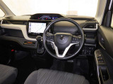 運転席まわりです。 各操作スイッチは使いやすい位置に配置されてます。