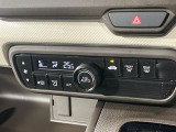 【オートエアコン】一度お好みの温度に設定すれば、車内の温度を検知し風量や温度を自動で調整。暑い&hellip;寒い&hellip;と何度もスイッチ操作をする必要はありません。快適な車内空間には必須の機能ですね♪