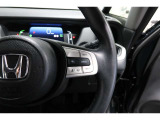 Hondaセンシングの機能のひとつ、アダプティブクルーズコントロール付!アクセルから足を離しても設定したスピードと前車との車間を保ち走行してくれます!車線維持もアシスト☆高速道路で疲労軽減ですね☆