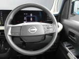 ステアリングハンドルです。オーディオコントロールスイッチが付いて運転中でも手元でオーディオの操作が出来て便利ですよ。