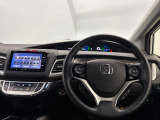 【誤発進抑制機能】うっかり防止!停車時や10キロ以下の低速走行時、前方の障害物を検知し、ドライバーがアクセルペダルを踏みこんだ場合の急加速を抑制します。音とメータ内表示で警告します。