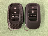 スマートキーを装備しています。鍵を差し込むことなくドアロックの開け閉めと、スタートボタン操作でのエンジンスタートができます。ボタン操作でトランクが開けられる電動テールゲートのボタンもついています。
