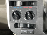 【オートエアコン】一度お好みの温度に設定すれば、車内の温度を検知し風量や温度を自動で調整。暑い&hellip;寒い&hellip;と何度もスイッチ操作をする必要はありません。快適な車内空間には必須の機能ですね♪