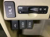 前席の左右別々のシートヒータースイッチが付いており、2段階で温度設定ができます。隣にはETC、下にはスマートフォンなどに使える充電可能USB端子が2個、ナビ接続用のUSB端子が1個ついています。