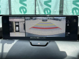 【パノラミックビューモニター】クルマを真上から見下ろした視点で駐車をサポートします。クルマの斜め後ろや真横など、いち早く障害物に気が付くことができます。