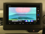 ギヤをR(バック)に入れるとナビの画面に後ろの映像が映るリアカメラ付です。後退時、コンディションが悪い視界でもカラーバックモニターがドライバーをサポートします。