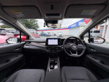 広々とした運転席で快適なドライブをお楽しみください