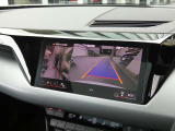 ●車両の4つのカメラから得た映像を合成して、まるで上空から眺めているような映像をナビモニターに表示し、車両周辺にある障害物や歩行者などの発見をサポートする機能です。