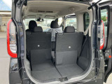 リヤシートはスライドしますので荷室や足元の広さ調整ができます。