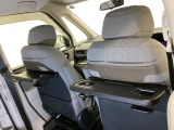 運転席・助手席の背もたれには、2列目シート用にカップホルダー付きの「格納式のシートバックテーブル」を装備しています。休憩時のちょっとした時間などカップを置いたり、小物置きに使えて便利です。