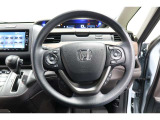 運転中もハンドルでの操作が可能です。特に高速道路等の目が離せない運転時には、便利さだけでなく、安全性も兼ね備えております。