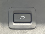 【パワーバックドア】スマートキーや運転席のボタンを押すだけでリアゲートが自動で開閉します!荷物を持っている時や、高い位置にあるバックドアを閉める際に便利な機能です♪
