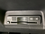 ハンドルの右下にETCがついています。高速道路の料金所の通過も楽々です!。 カードの取り出しもしやすい場所についています。