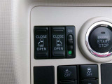 両側電動スライドドアを装備しています。狭い駐車場でも安全に開閉でき、さらに間口が広く乗り降りもし易いですよ。