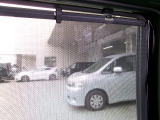 ロールサンシェードが装備されております。日差しを和らげるだけでなく、プライバシー保護にも役立ちます。