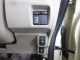 片側電動スライドドア。荷物で手が塞がる時でも簡単にドアの開閉が出来ます。何より力いらずで開閉OK。女性やお年寄りにも優しい。電動機能はOFFにもできますから元気なお子様の駆け出しも安心。