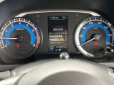 車両をもとの車線内に戻すような力を短時間発生させ、車を車線兄に戻すようドライバーのステアリング操作をアシストします。