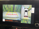 【パノラミックビューモニター】専用のカメラにより、上から見下ろしたような視点で360度クルマの周囲を確認することができます☆死角部分も確認しやすく、狭い場所での切り返しや駐車もスムーズに行えます。