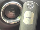 【アドバンストキー】カバンやポケットに入れたままでもドアの施錠・解錠が可能なスマートキーを装備。エンジンのオン・オフ時もカギを取り出す必要が無いからとっても便利です♪