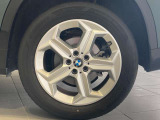 BMWの純正アロイホイールは軽量かつ強度にも優れているホイールで走行性能を引き上げる設計になっております。足元にもBMWは妥協がなくこだわっている個所になります。