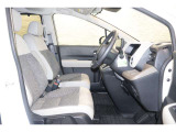操作性に優れた運転席となります!小物入れや各ボタンの配置にこだわり、使いやすいです!座り心地もよく視認性も良好なのでロングドライブもお任せ下さい!