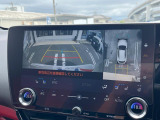 【パノラミックビューモニター】専用のカメラにより、上から見下ろしたような視点で360度クルマの周囲を確認することができます☆死角部分も確認しやすく、狭い場所での切り返しや駐車もスムーズに行えます。
