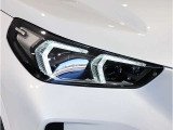 【LEDヘッドライト】先進のLEDテクノロジーを採用。放射される白色光の周波特性は太陽光に近く、バイキセノン・ヘッドライトを上回るコントラストで更に明るく輝きます!