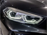 BMWの伝統の丸目4灯ヘッドライトでございます。LEDライトで視認性もよく明るく安全性の向上につながります。
